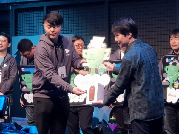 게임코스터 김국환 대표가 네이버 웹툰상을 수상했다.