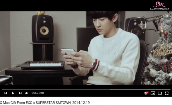 엑소(EXO) 찬열이 'SuperStar SMTOWN'을 플레이하는 영상이 인기를 이끌었다