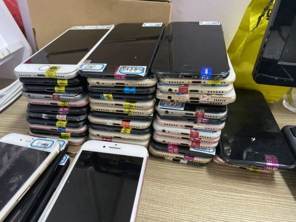 중국 공안에 압수된 불법 휴대폰들 (출처: 절강공안 공식 위챗)