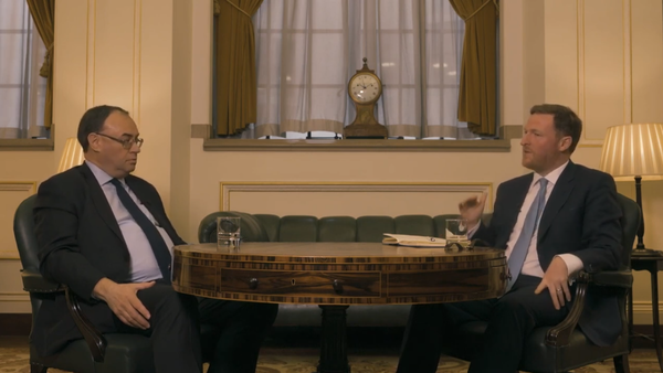앤드루 베일리 영란은행 총재(좌)와 지미 맥러플린 진행자(사진=지미 맥 러플린 유튜브 채널)
