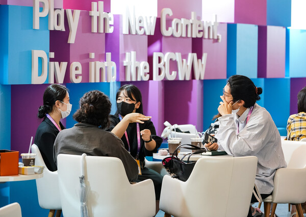 지난 8월 31일부터 9월 2일까지 콘진원이 주관한 국제방송영상마켓(BCWW 2022) 네트워킹 라운지에서 관계자들이 사업 논의와 네트워킹 기회를 가졌다(제공=한국콘텐츠진흥원)