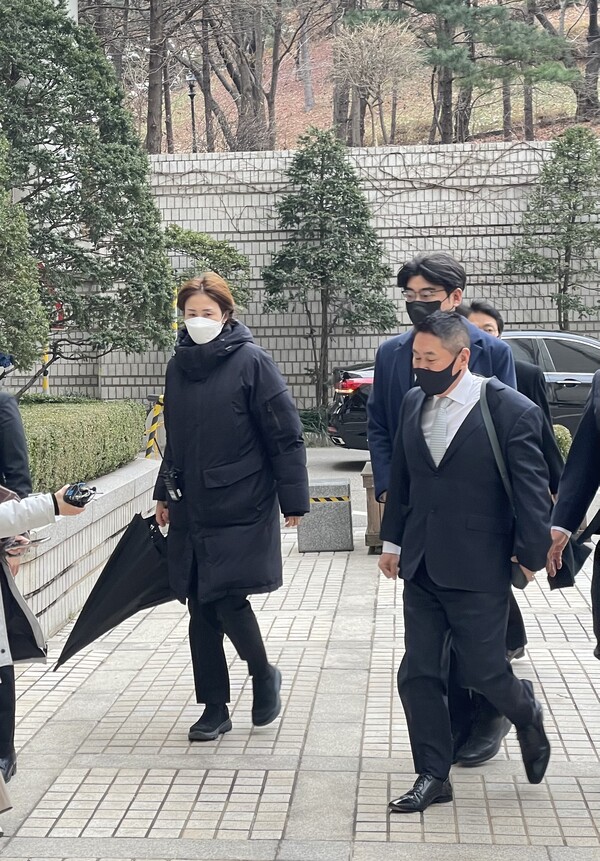 송치형 두나무 의장(가운데)은 이석우 대표(우측)과 서울고등법원에 출석했다(사진=경향게임스)
