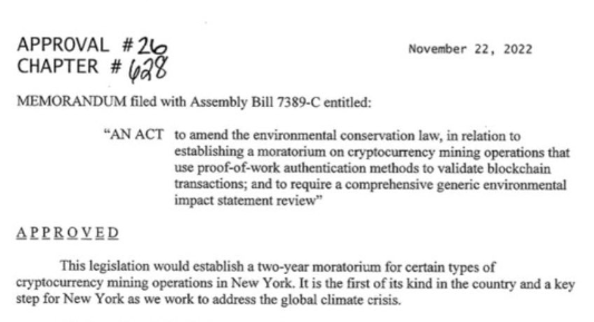 캐시 호컬 주지사는 지난해 11월 비트코인 채굴 허가권 발급 중단 법안에 서명했다(사진=트위터/ 안나 켈리스)