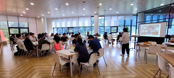 2022년 SBA 워케이션 참여자들이 '강원도 영월 꽃차 만들기 체험 프로그램'에 참여하고 있는 모습(제공=서울경제진흥원)