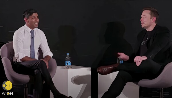  일론 머스트 테슬라 CEO(오른쪽)가 2일 자국에서 열린 'AI 정상 회담'에서 수낵 영국 총리와 이야기를 나누고 있다 (이미지 출처= 유튜브 채널 Wion 캡쳐)