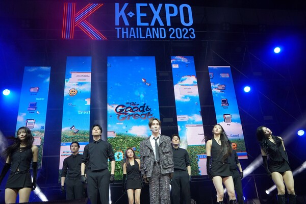 문체부와 콘진원은 9일부터 12일까지 나흘간 태국 방콕에서 ‘2023 태국 K-박람회'를 성공적으로 개최했다(11일 샤이니 키가 한-태 아티스트 합동콘서트에서 무대를 선보이고 있다)(제공=한국콘텐츠진흥원)