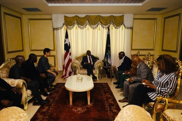 글루와는 오태림 대표(왼쪽 다섯번째)가 아킨 존스 글루와 디렉터(왼쪽 일곱번째)와 함께 조셉 보아카이 라이베리아 대통령(왼쪽 여섯번째)을 방문해 면담을 진행했다고 밝혔다(제공=글루와)