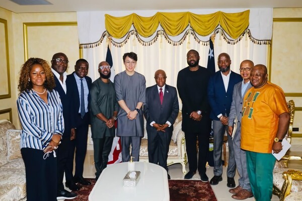글루와는 오태림 대표가 아킨 존스 글루와 디렉터와 함께 조셉 보아카이 라이베리아 대통령을 방문해 면담을 진행했다고 밝혔다(제공=글루와)  