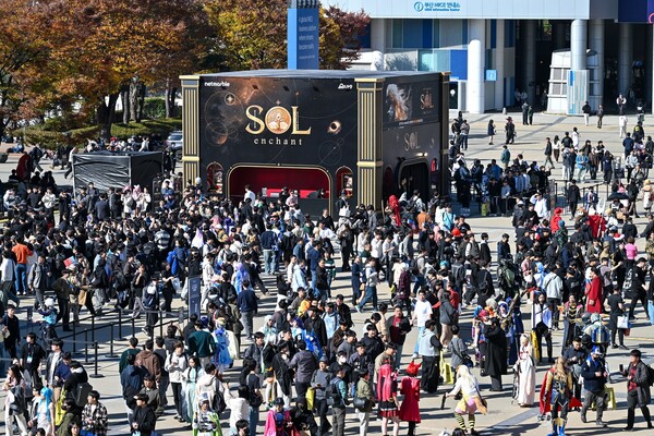 Netmarble’s outdoor booth showcasing ‘SOL: enchant’, revealed for the first time at G-STAR 2025, is packed with visitors eager to take a look (Photo courtesy of Netmarble)