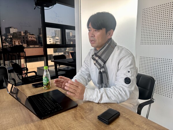 ▲나혼렙 무대 설명하는 송 대표. 사진 =경향게임스.