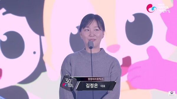 ▲지스타2025 굿게임상을 수상한 젬젬테라퓨틱스 김정은 대표는 장애 아이를 키우는 엄마이자 게임 개발자로서, 아이들을 위해 더 나은 환경을 만들고자 게임을 개발해 나가고 있다고 밝혔다