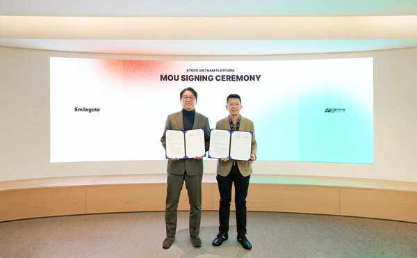 From left: Baek Young-hoon, Head of Megaport at Smilegate Holdings, and Le Viet Hoa, CEO of VTCO